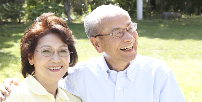 年配の男性と女性